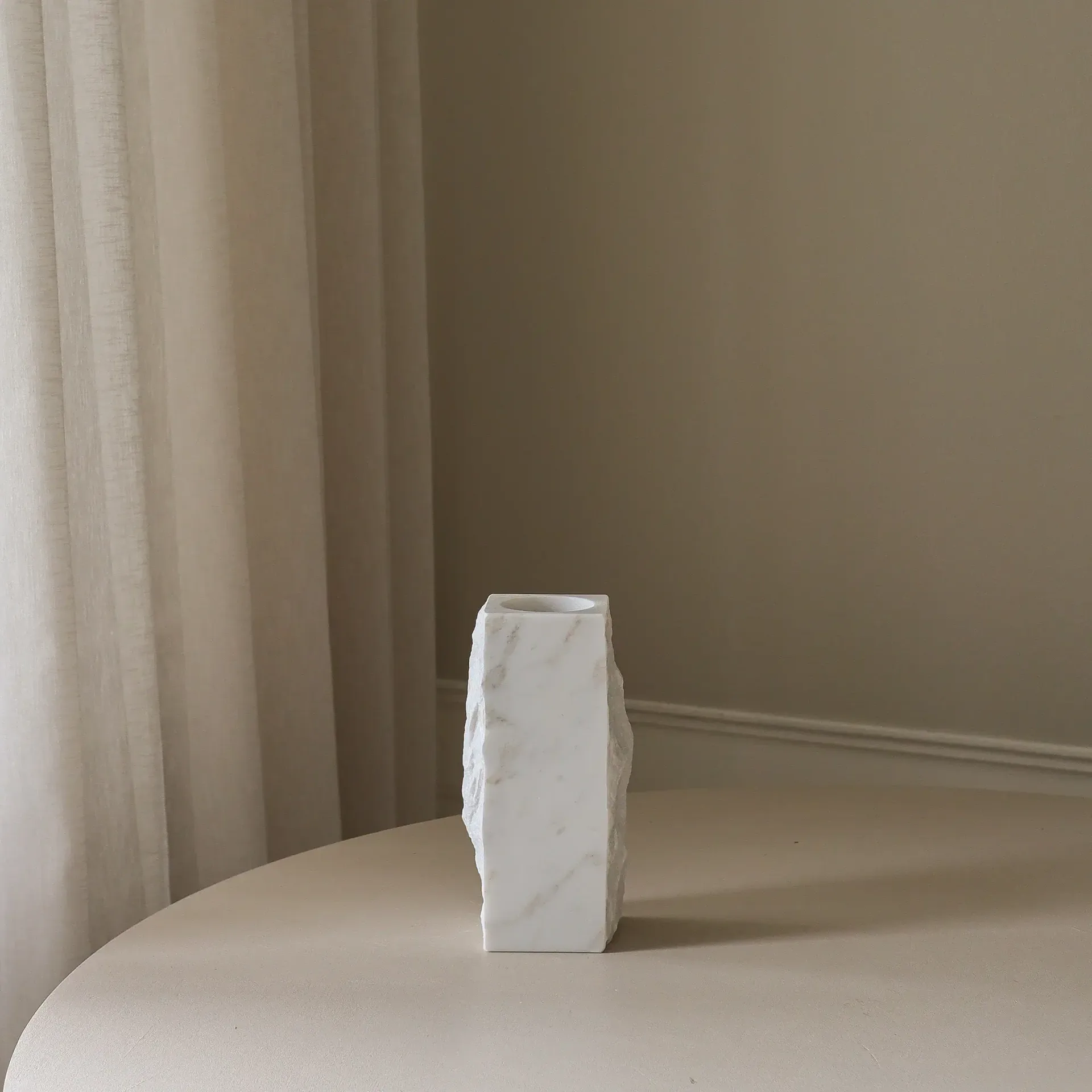 Marmurowy wazon Carrara Edge, Small, 25 cm Botané