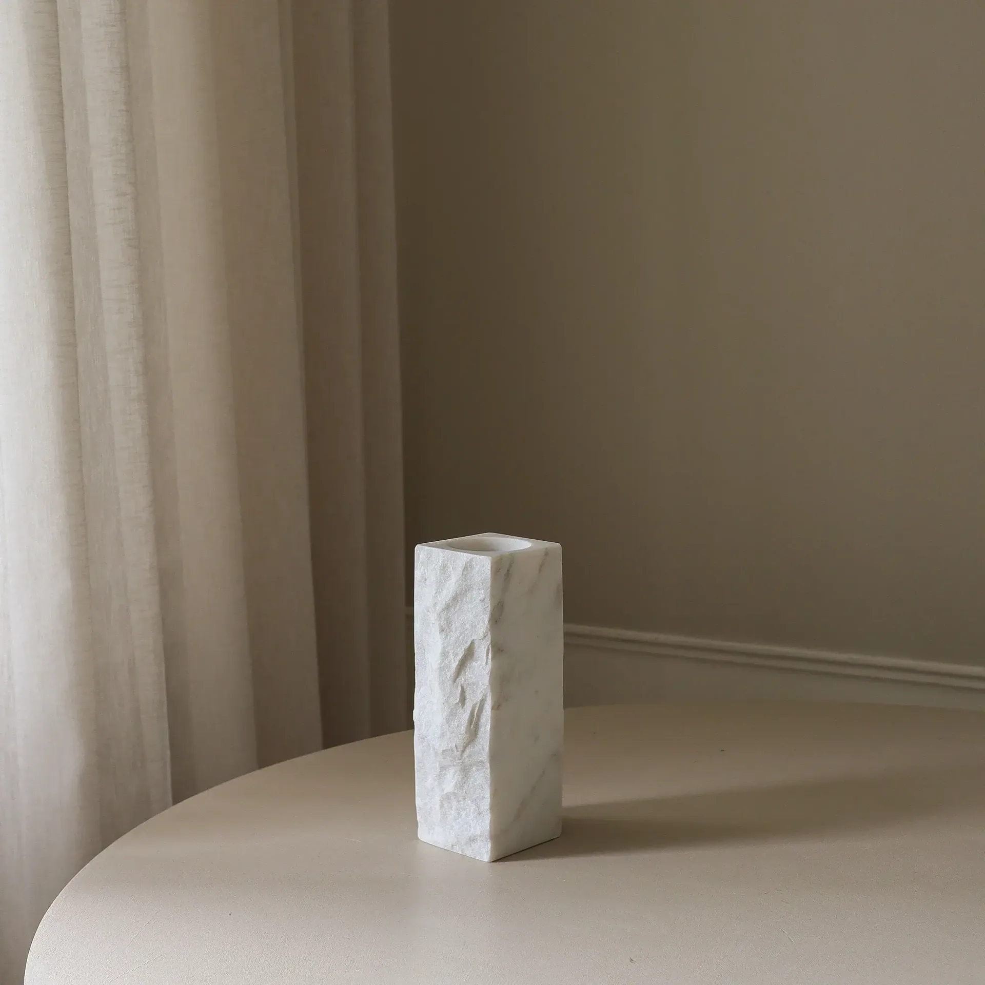Marmurowy wazon Carrara Edge, Small, 25 cm Botané
