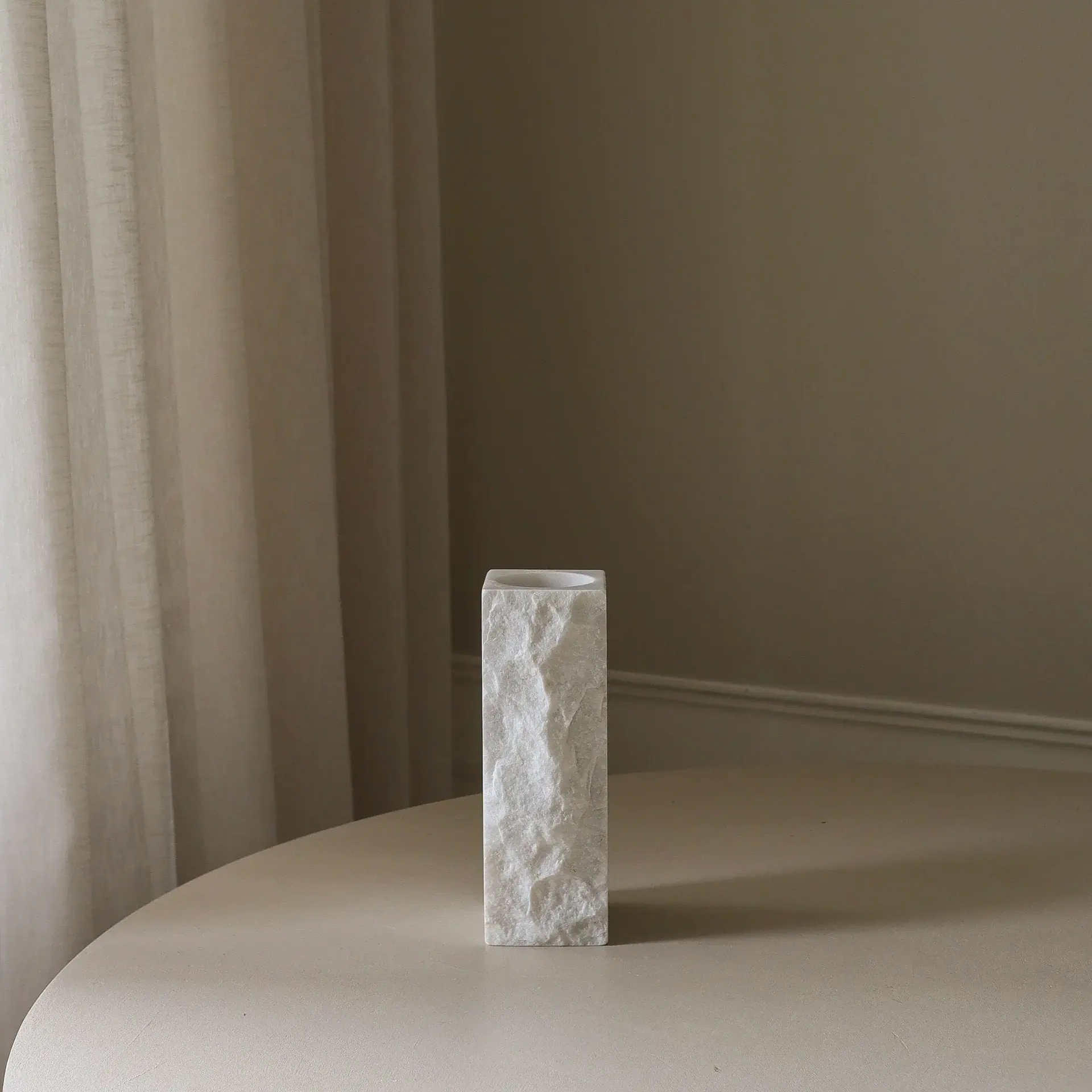 Marmurowy wazon Carrara Edge, Small, 25 cm Botané