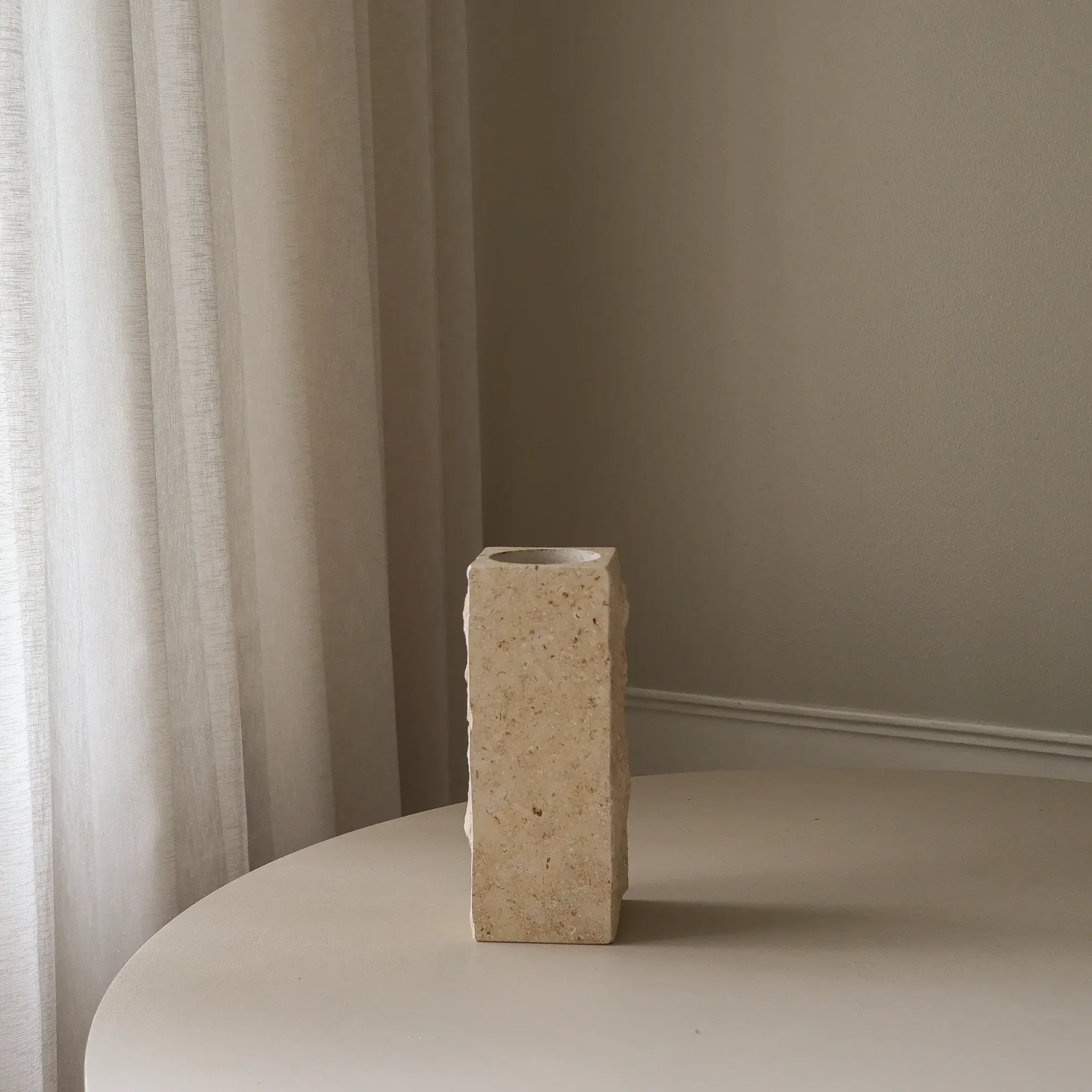 Marmurowy wazon Limestone Edge, Medium, 30 cm Botané