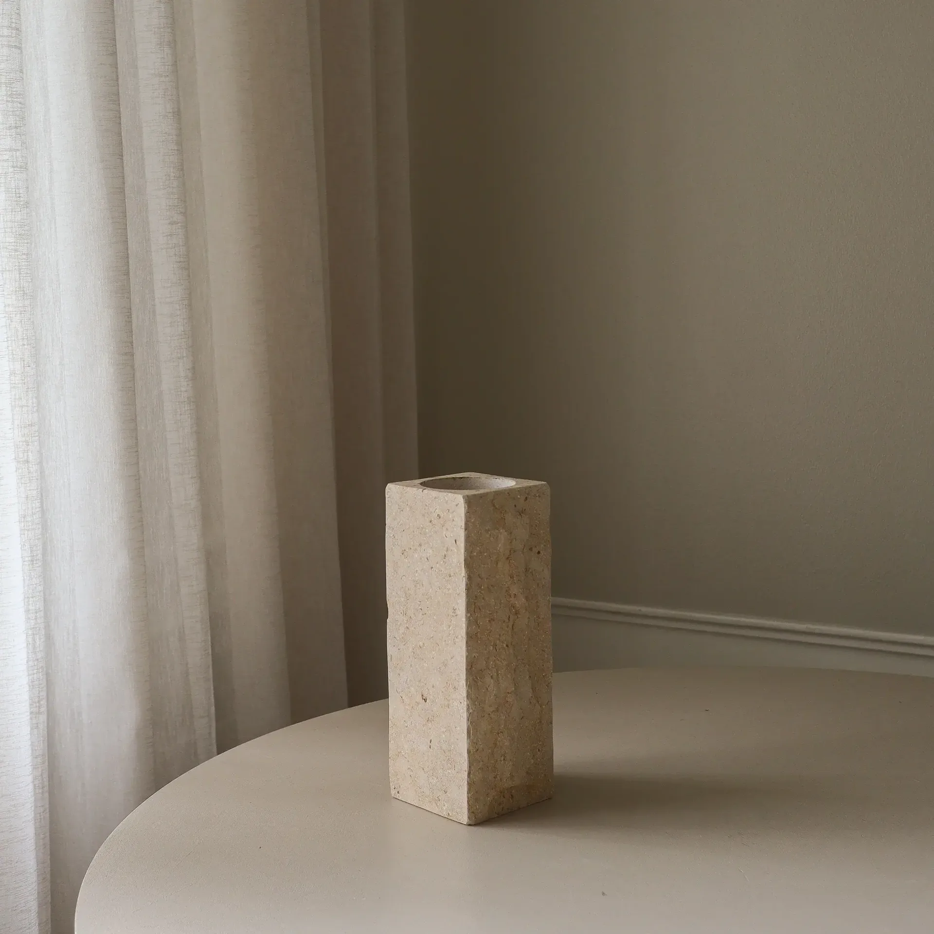 Marmurowy wazon Limestone Edge, Medium, 30 cm Botané