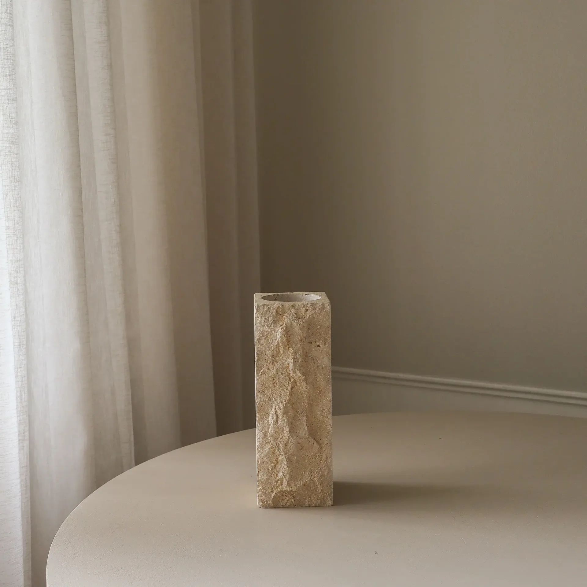 Marmurowy wazon Limestone Edge, Medium, 30 cm Botané