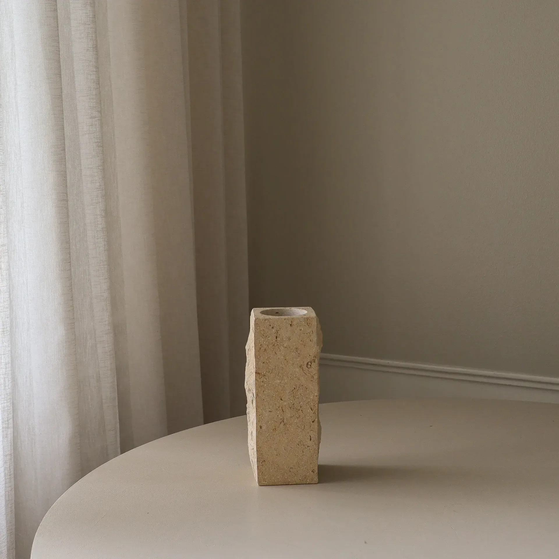 Marmurowy wazon Limestone Edge, Small, 25 cm Botané