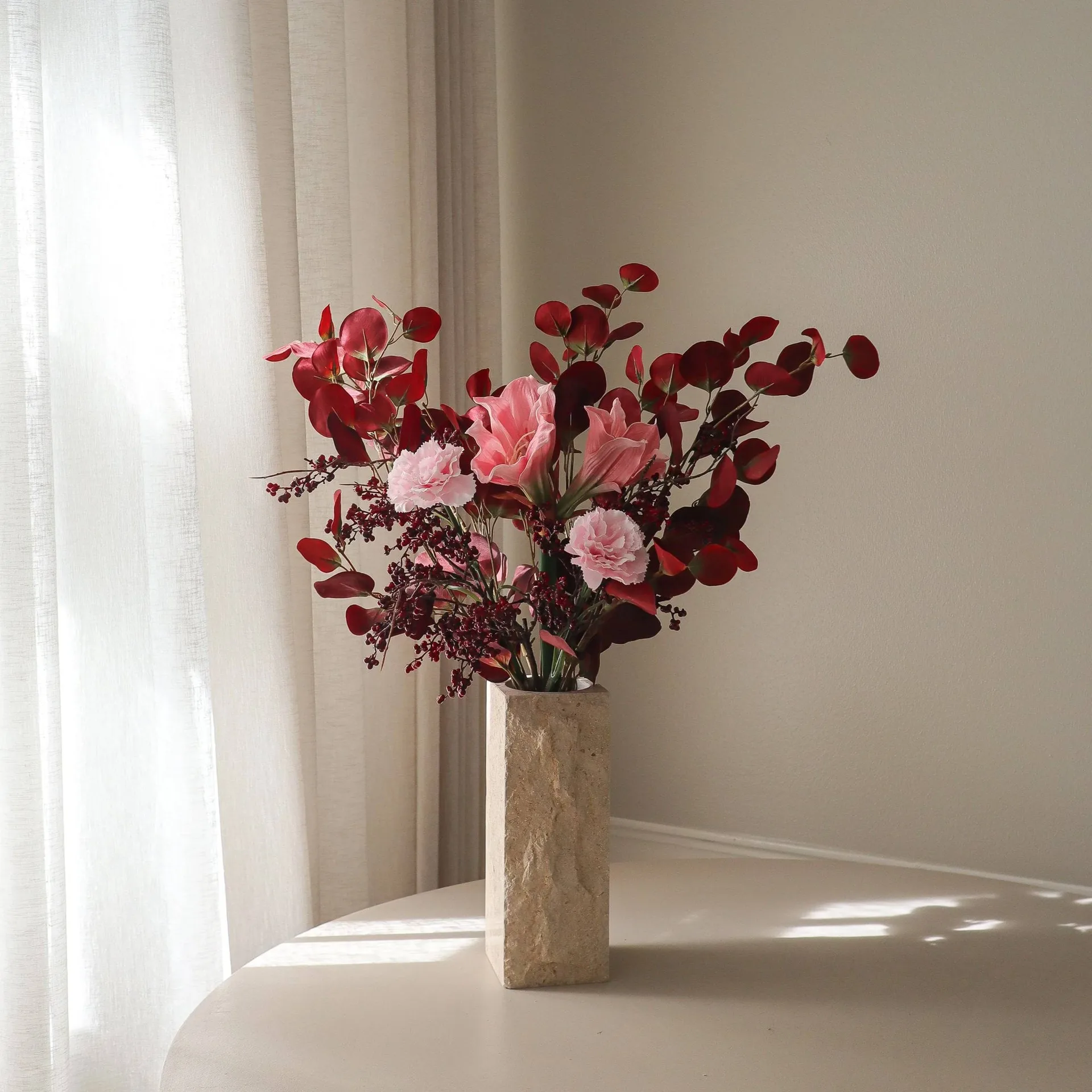 Sztuczny bukiet Burgundy Blush, Amaryllis, goździk, gałązki z jagodami, eukaliptus, 84 cm Botané