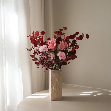 Sztuczny bukiet Burgundy Blush - Amaryllis, goździk, gałązki z jagodami, eukaliptus, 84 cm - Botané