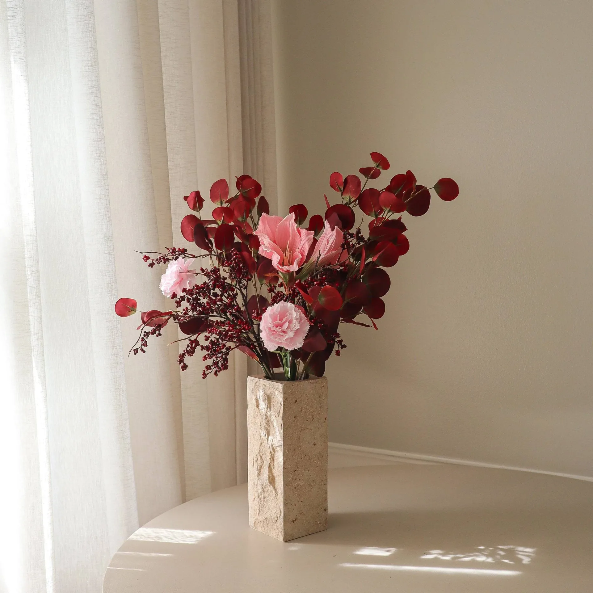 Sztuczny bukiet Burgundy Blush, Amaryllis, goździk, gałązki z jagodami, eukaliptus, 84 cm Botané