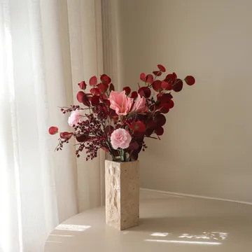 Sztuczny bukiet Burgundy Blush - Amaryllis, goździk, gałązki z jagodami, eukaliptus, 84 cm - Botané