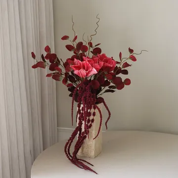 Sztuczny bukiet Deep Bloom - Amarylis, eukaliptus, amarantus, gałązki, 120 cm - Botané