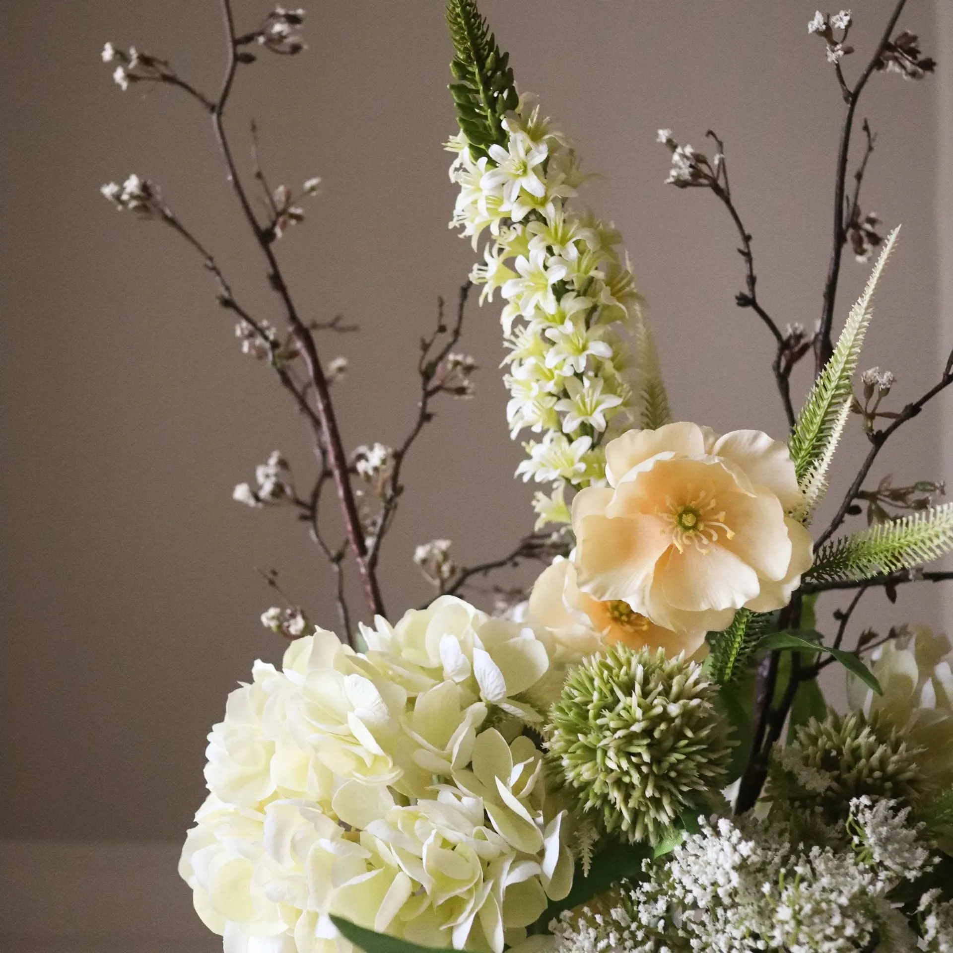 Sztuczny bukiet Ivory Cascade, Gałązka śnieguliczki-gałązka wiśni-mak-hortensja, 13 szt. Botané