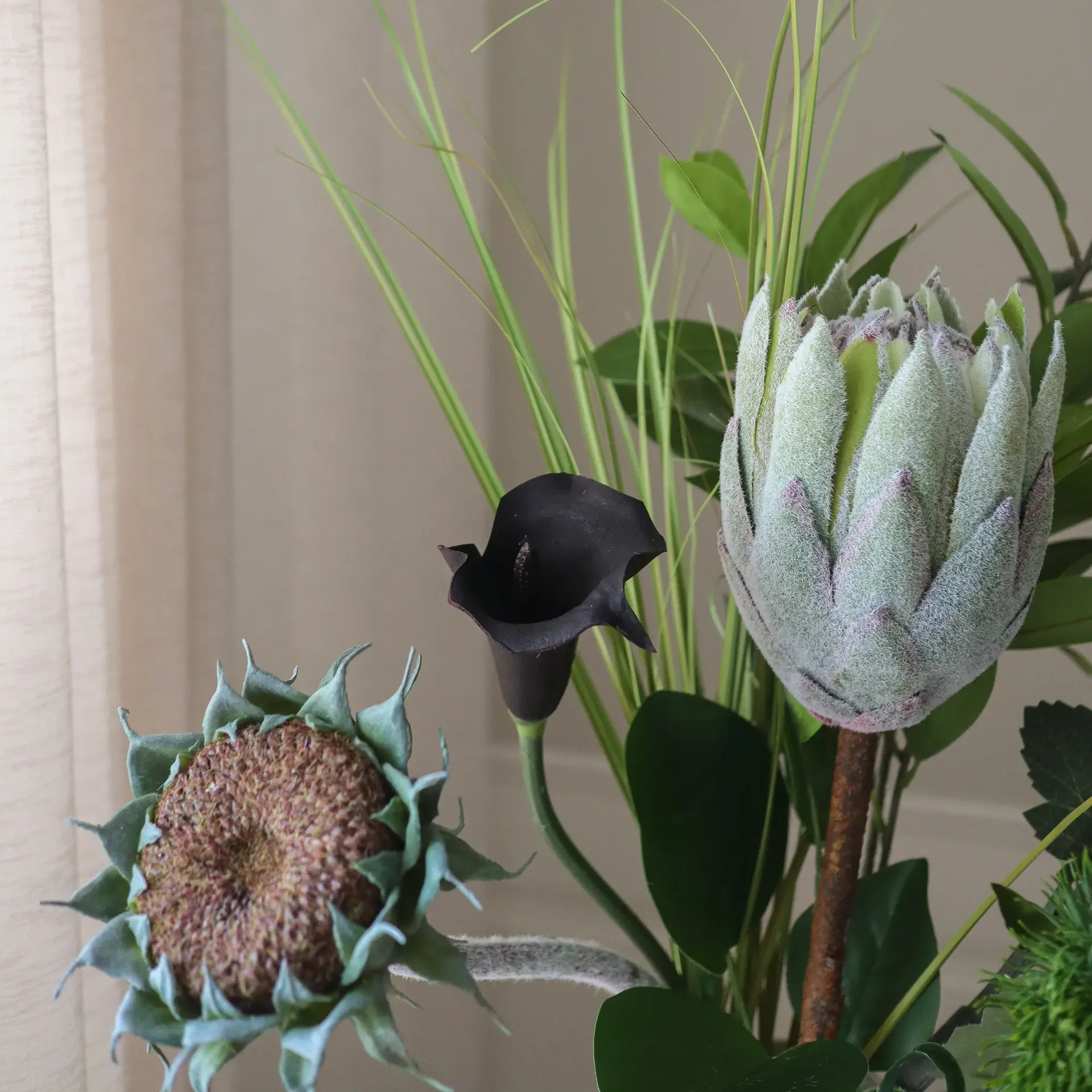 Sztuczny bukiet Midnight Wilderness, Protea królewska–chryzantema–kalia–goździk, 78 cm, 7 szt. Botané
