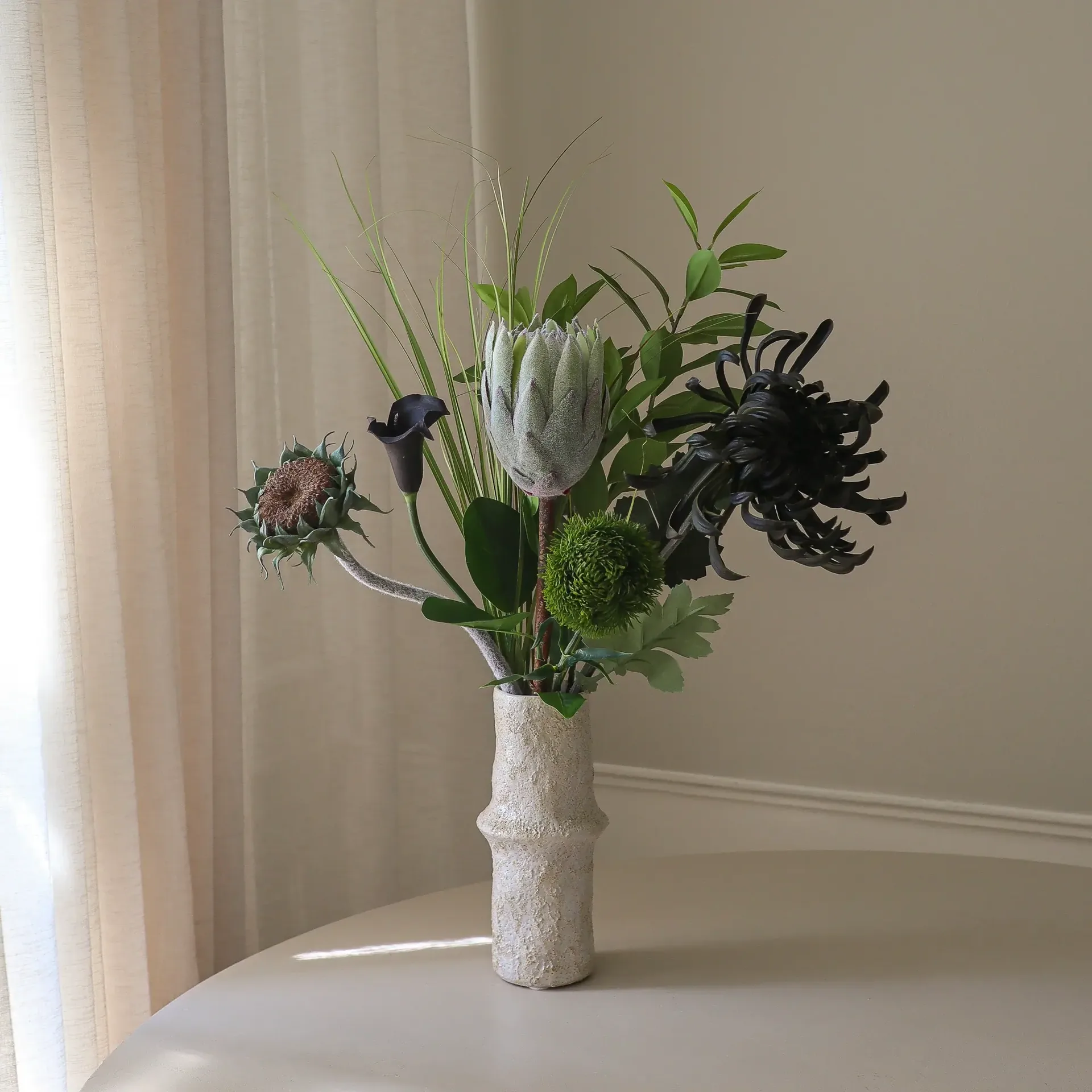 Sztuczny bukiet Midnight Wilderness, Protea królewska–chryzantema–kalia–goździk, 78 cm, 7 szt. Botané