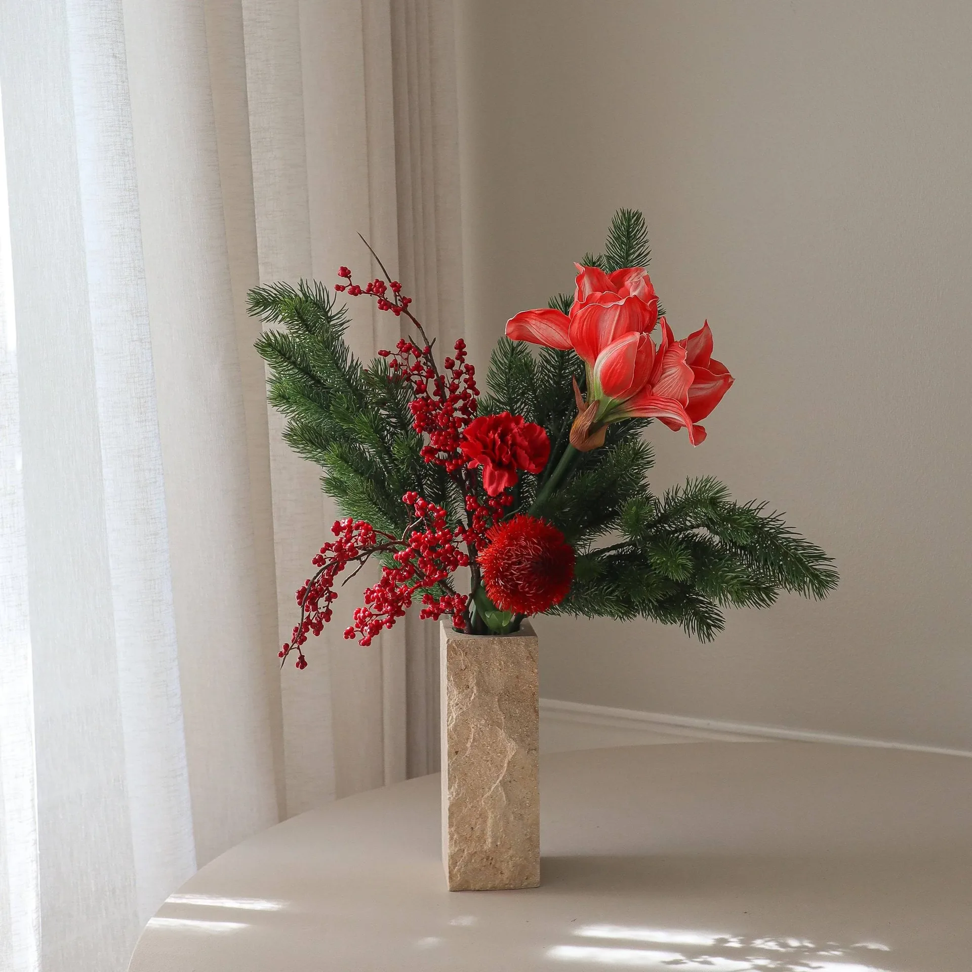 Sztuczny bukiet Red Spritz, Amaryllis, goździk, gałązki z jagodami, gałązki świerkowe, 72 cm Botané