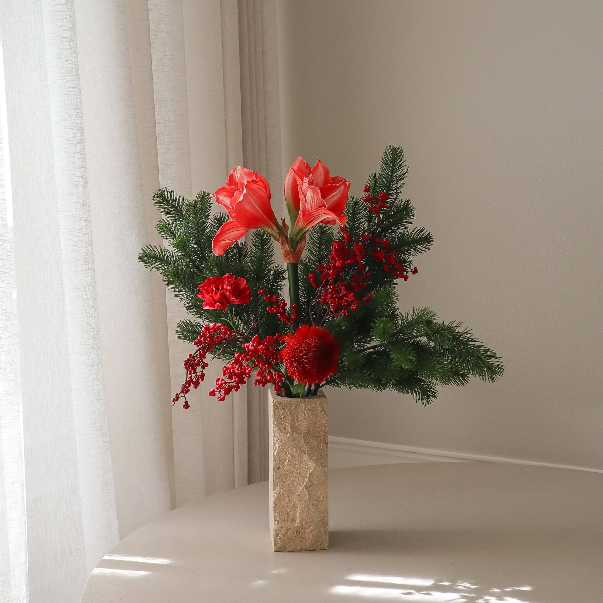 Sztuczny bukiet Red Spritz, Amaryllis, goździk, gałązki z jagodami, gałązki świerkowe, 72 cm Botané