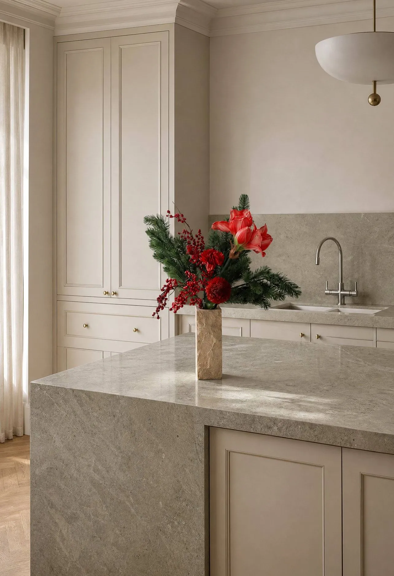 Sztuczny bukiet Red Spritz, Amaryllis, goździk, gałązki z jagodami, gałązki świerkowe, 72 cm Botané