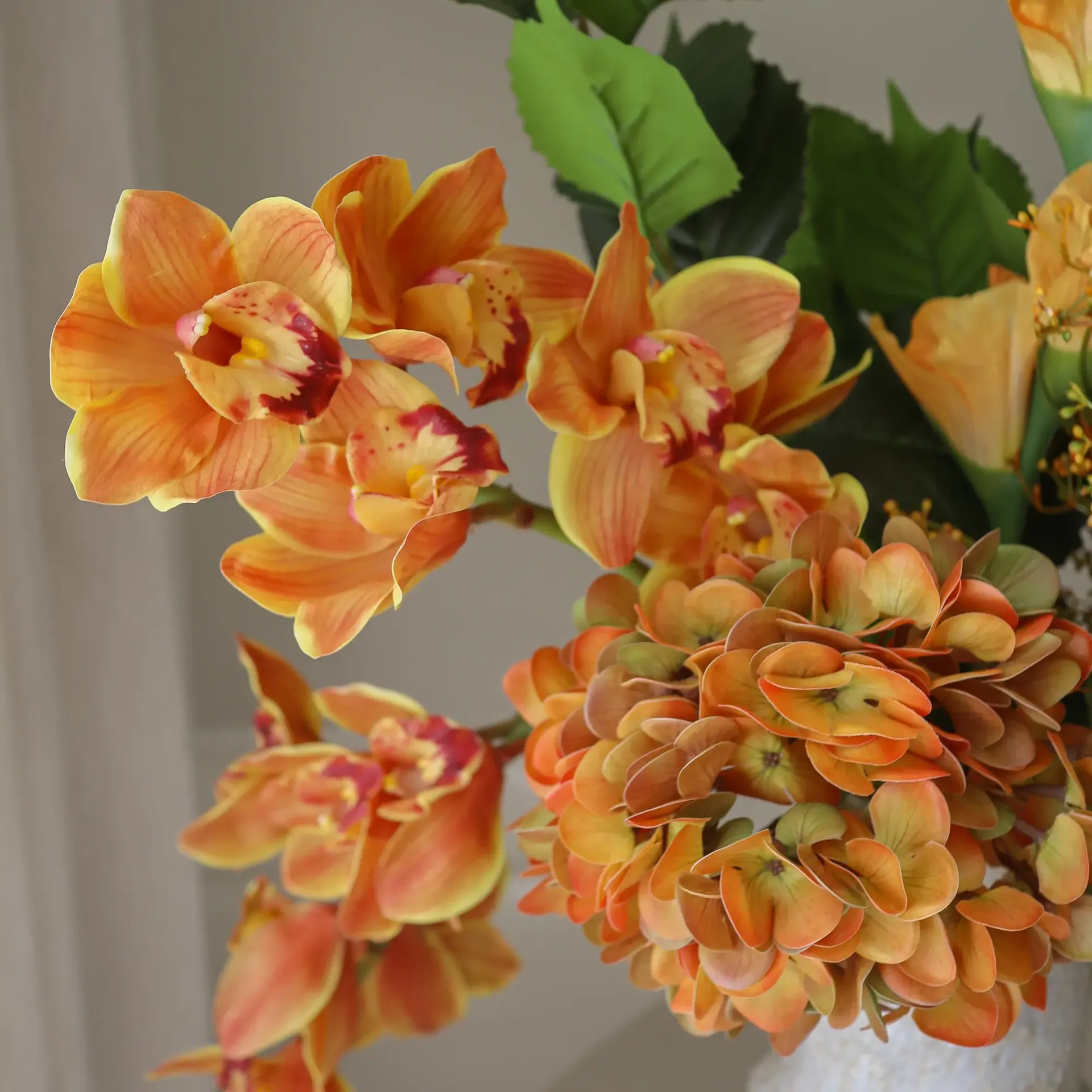 Sztuczny bukiet The Orangery, Storczyk cymbidium-mieczyk-hortensja, 85 cm, 10 szt. Botané