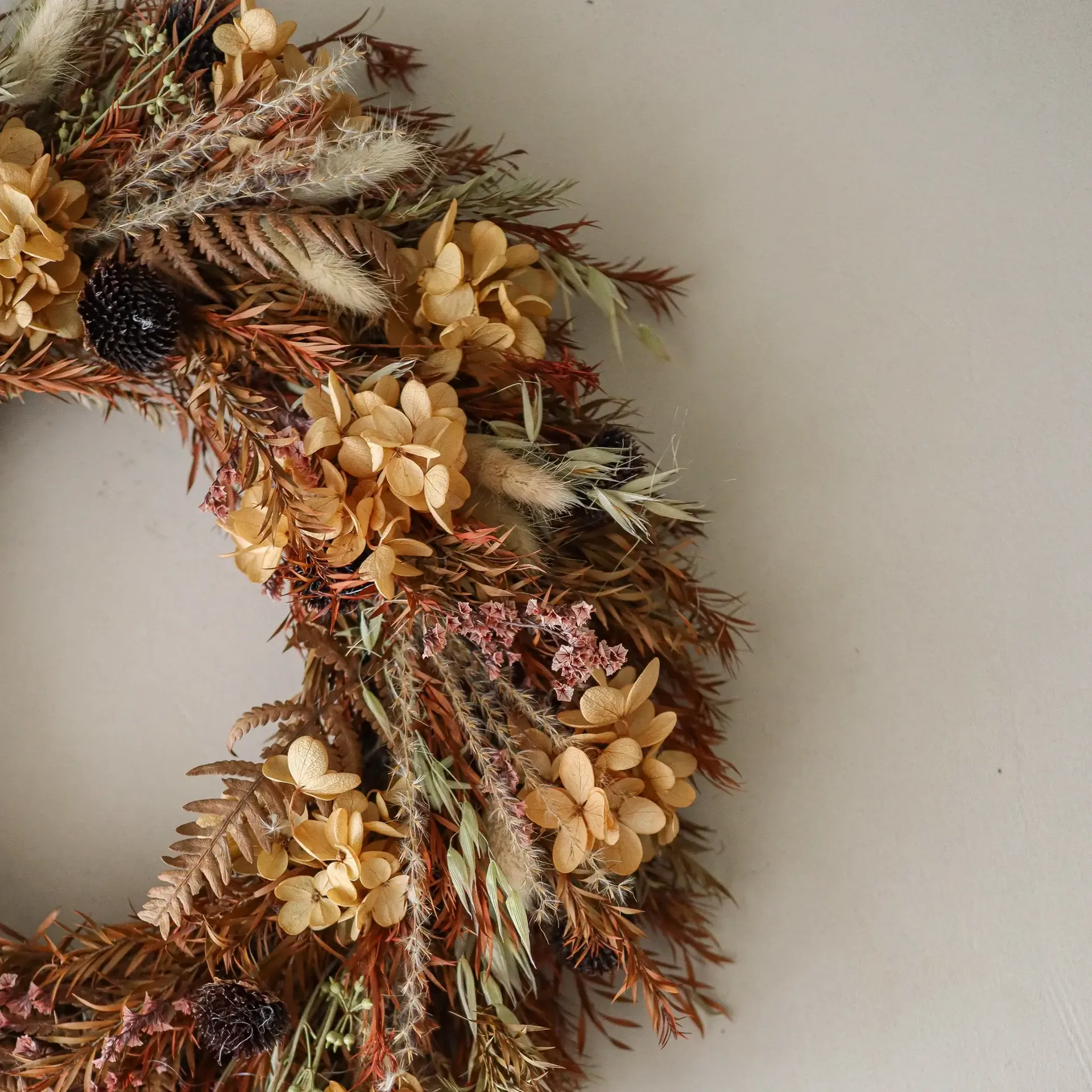 Wianek kwiatow Golden Meadow Wreath, Hortensja–suszona trawa–paproć–zajęcze uszy, Ø40 cm Botané