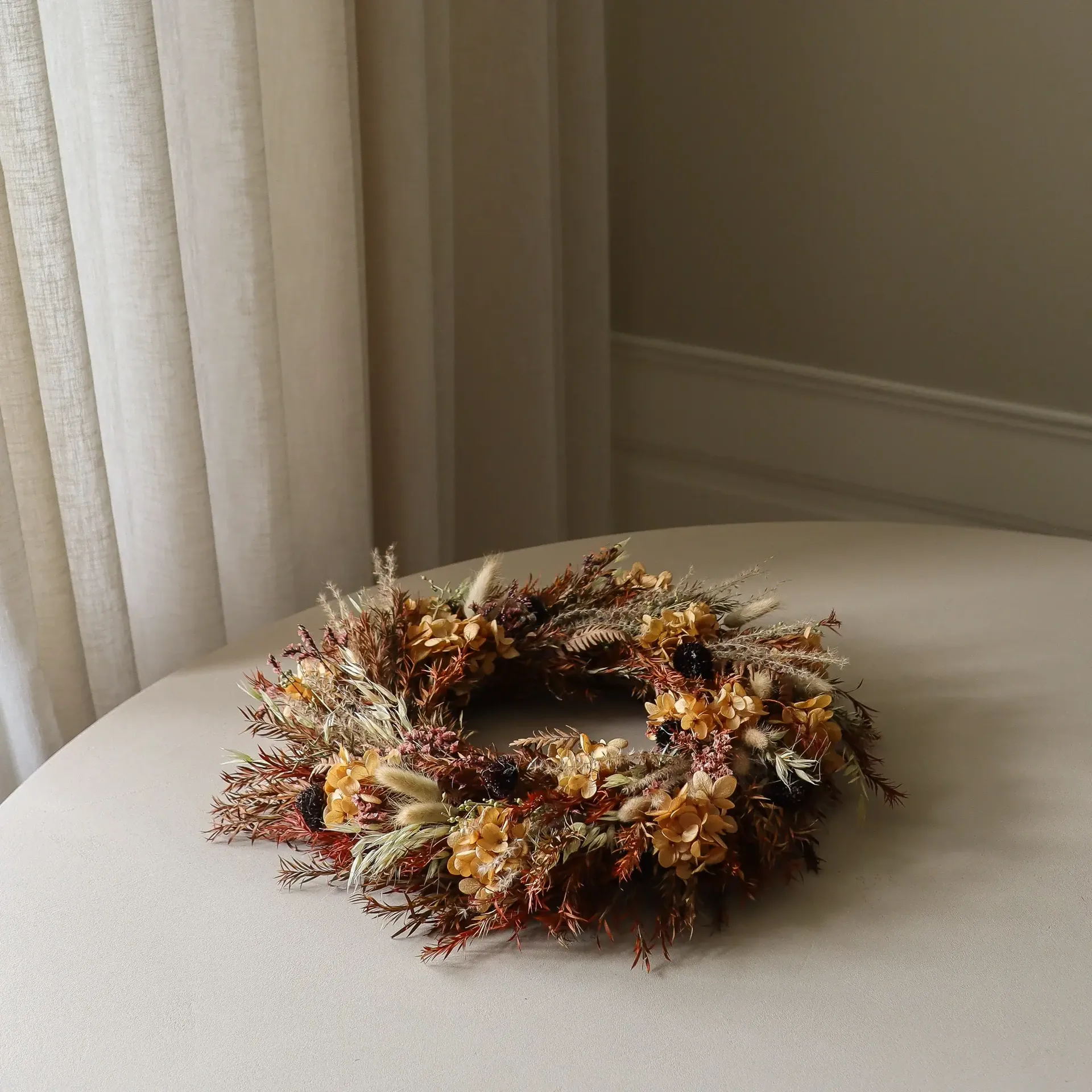 Wianek kwiatow Golden Meadow Wreath, Hortensja–suszona trawa–paproć–zajęcze uszy, Ø40 cm Botané