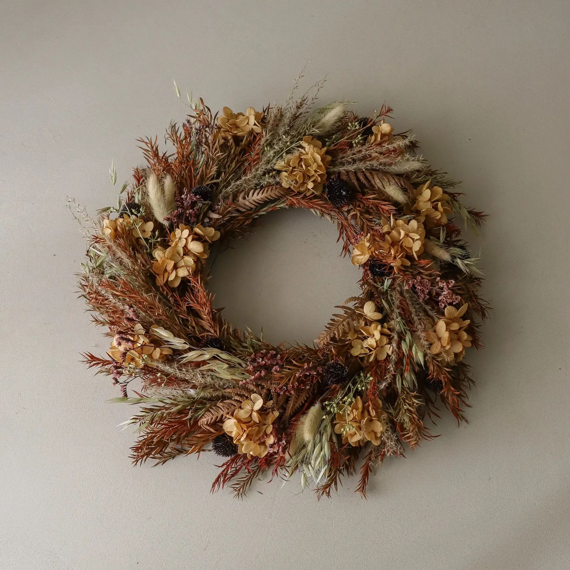 Wianek kwiatow Golden Meadow Wreath, Hortensja–suszona trawa–paproć–zajęcze uszy, Ø40 cm Botané
