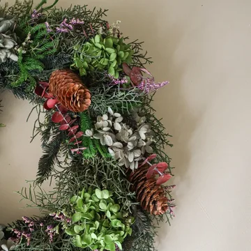 Wianek kwiatowy Botanical Forest Wreath - Hortensja–eukaliptus–gałązki iglaste–szyszki, Ø40 cm - Botané