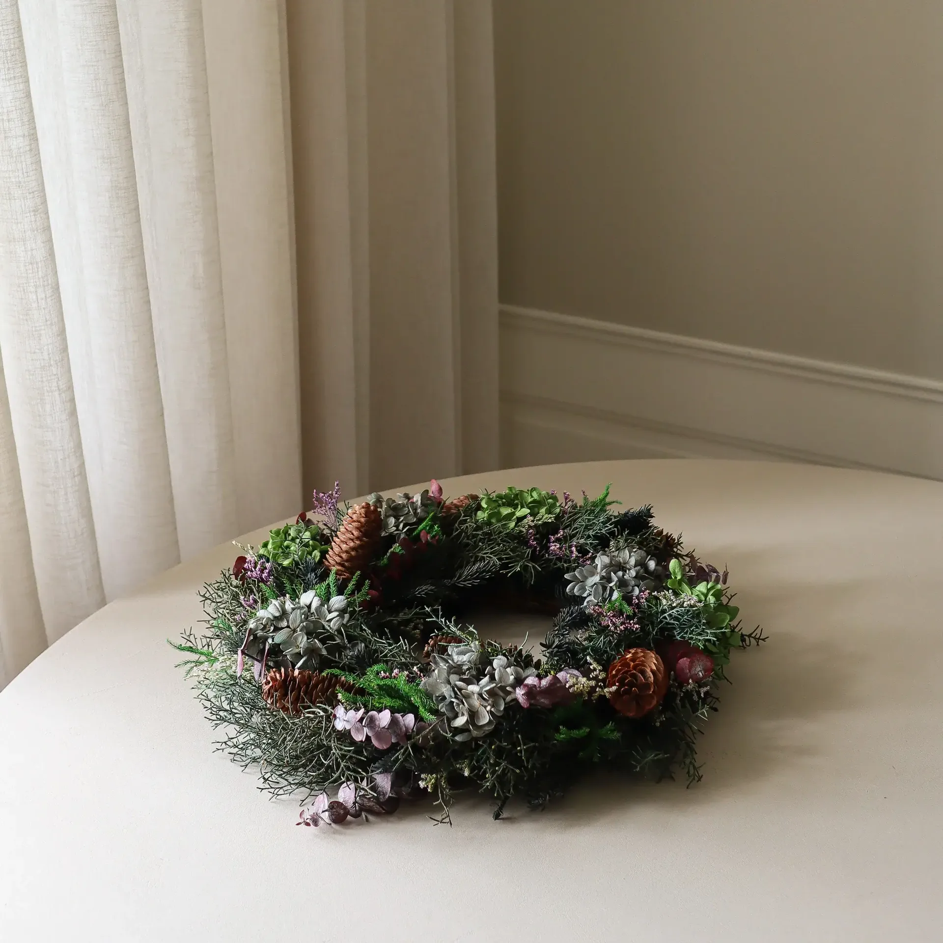Wianek kwiatowy Botanical Forest Wreath, Hortensja–eukaliptus–gałązki iglaste–szyszki, Ø40 cm Botané