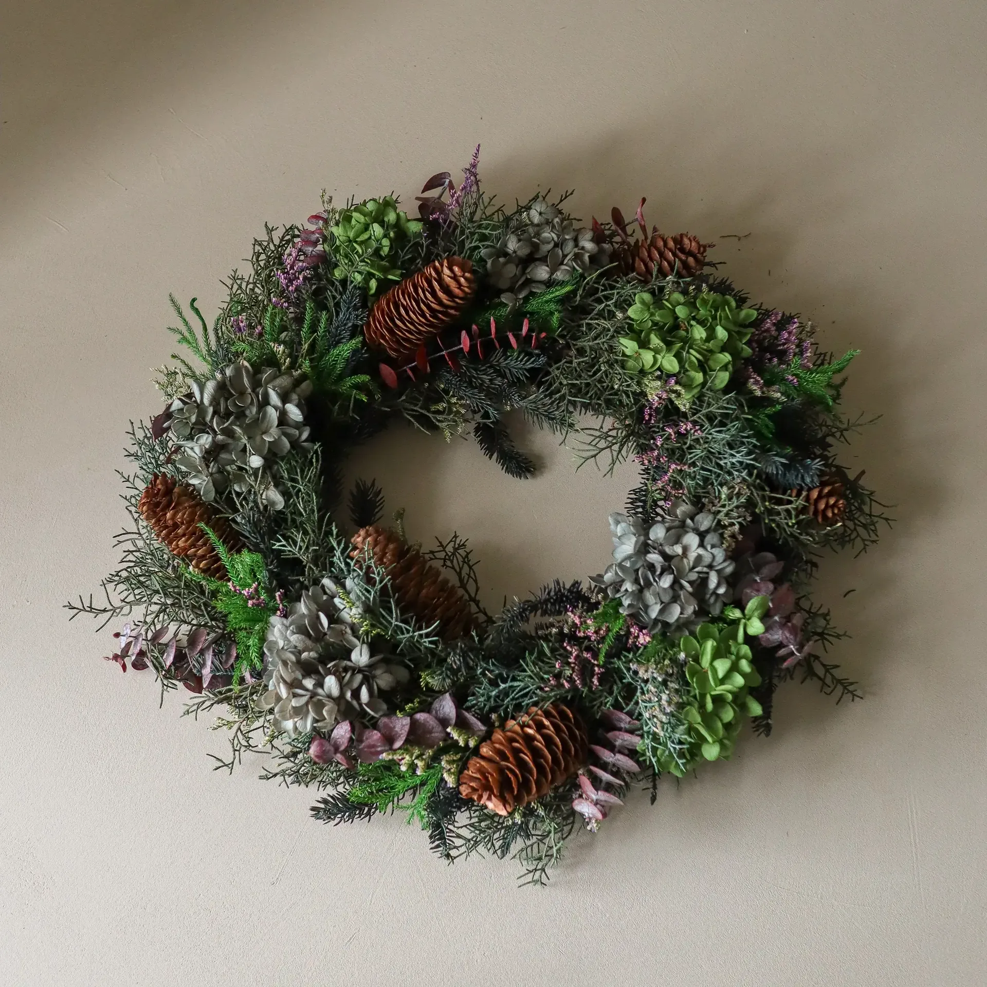 Wianek kwiatowy Botanical Forest Wreath, Hortensja–eukaliptus–gałązki iglaste–szyszki, Ø40 cm Botané