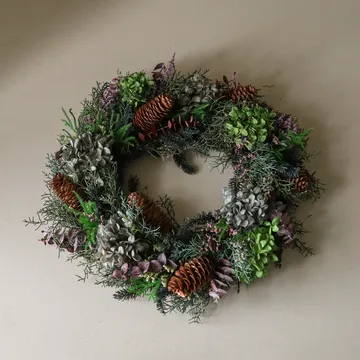 Wianek kwiatowy Botanical Forest Wreath - Hortensja–eukaliptus–gałązki iglaste–szyszki, Ø40 cm - Botané