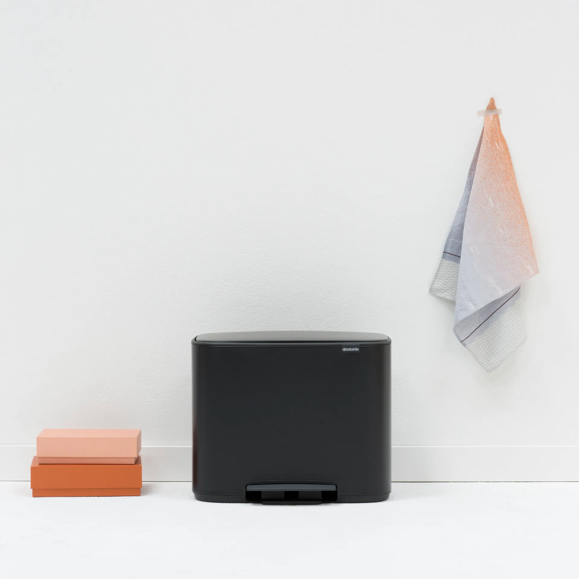 Kosz Bo z pedałem 3x11 l, Matowa czerń Brabantia