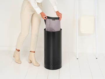 Kosz na pranie Brabantia z plastikową pokrywką 35 L - Czarny matowy - Brabantia