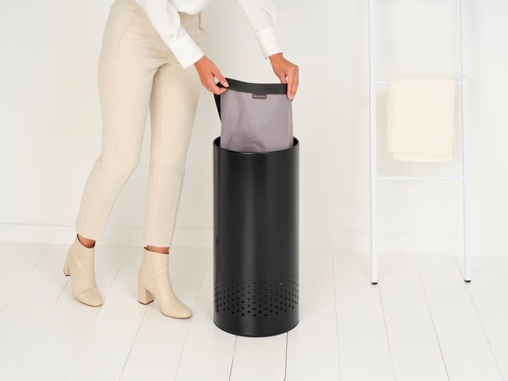 Kosz na pranie Brabantia z plastikową pokrywką 35 L, Czarny matowy Brabantia