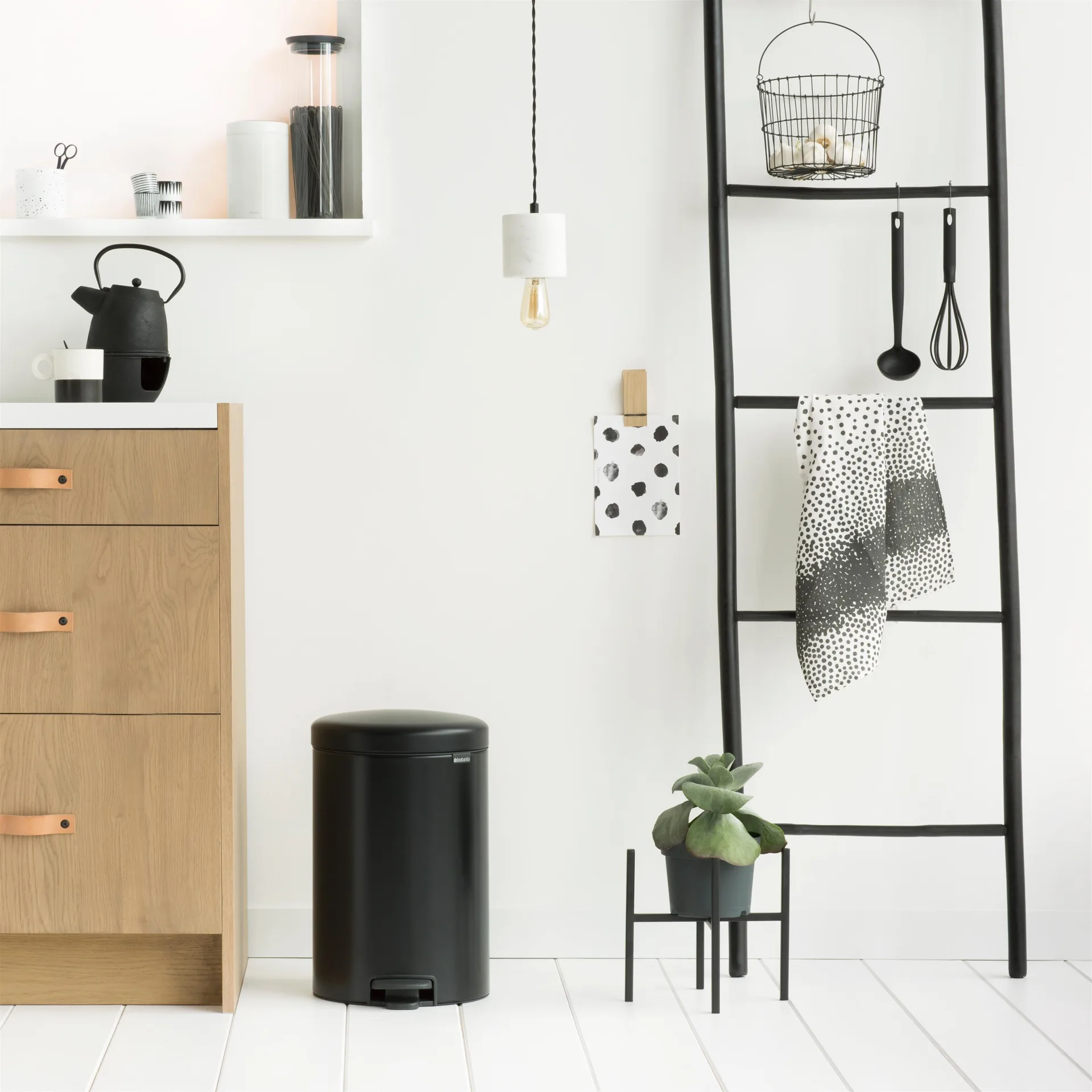 Kosz na śmieci New Icon 20 l, matt black (czarny) Brabantia