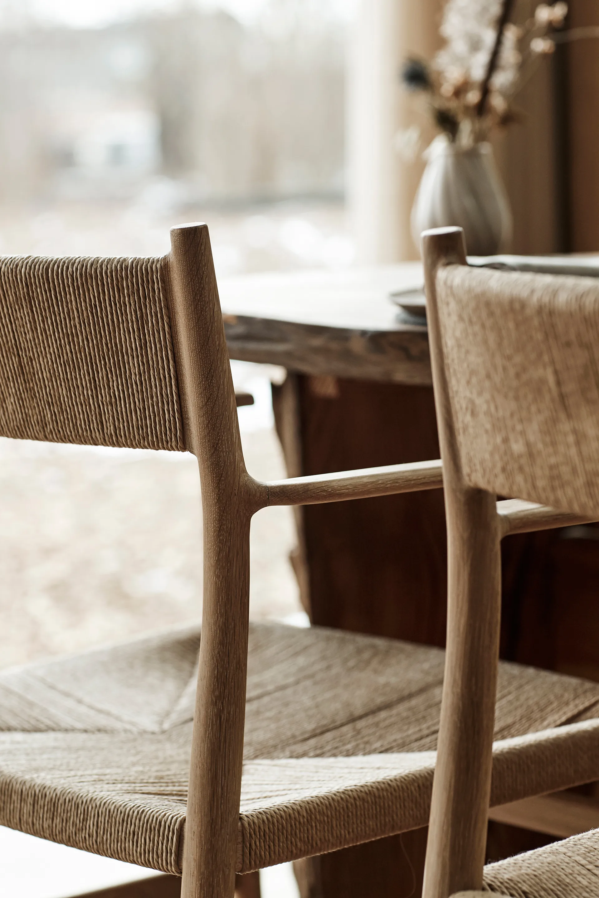 Arv fotel - tkane oparcie i siedzisko, Dąb wędzony - Sznurek papierowy Brdr. Krüger