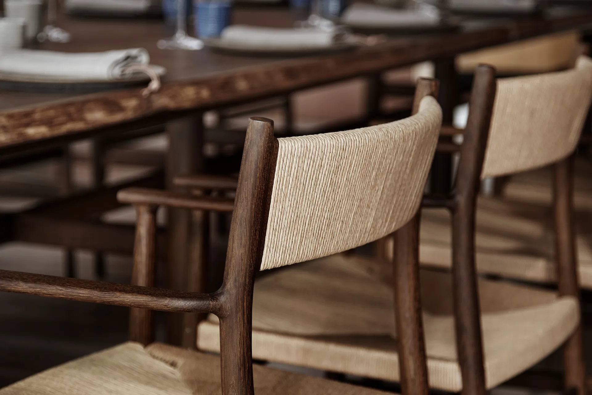 Arv fotel - tkane oparcie i siedzisko, Dąb wędzony - Sznurek papierowy Brdr. Krüger