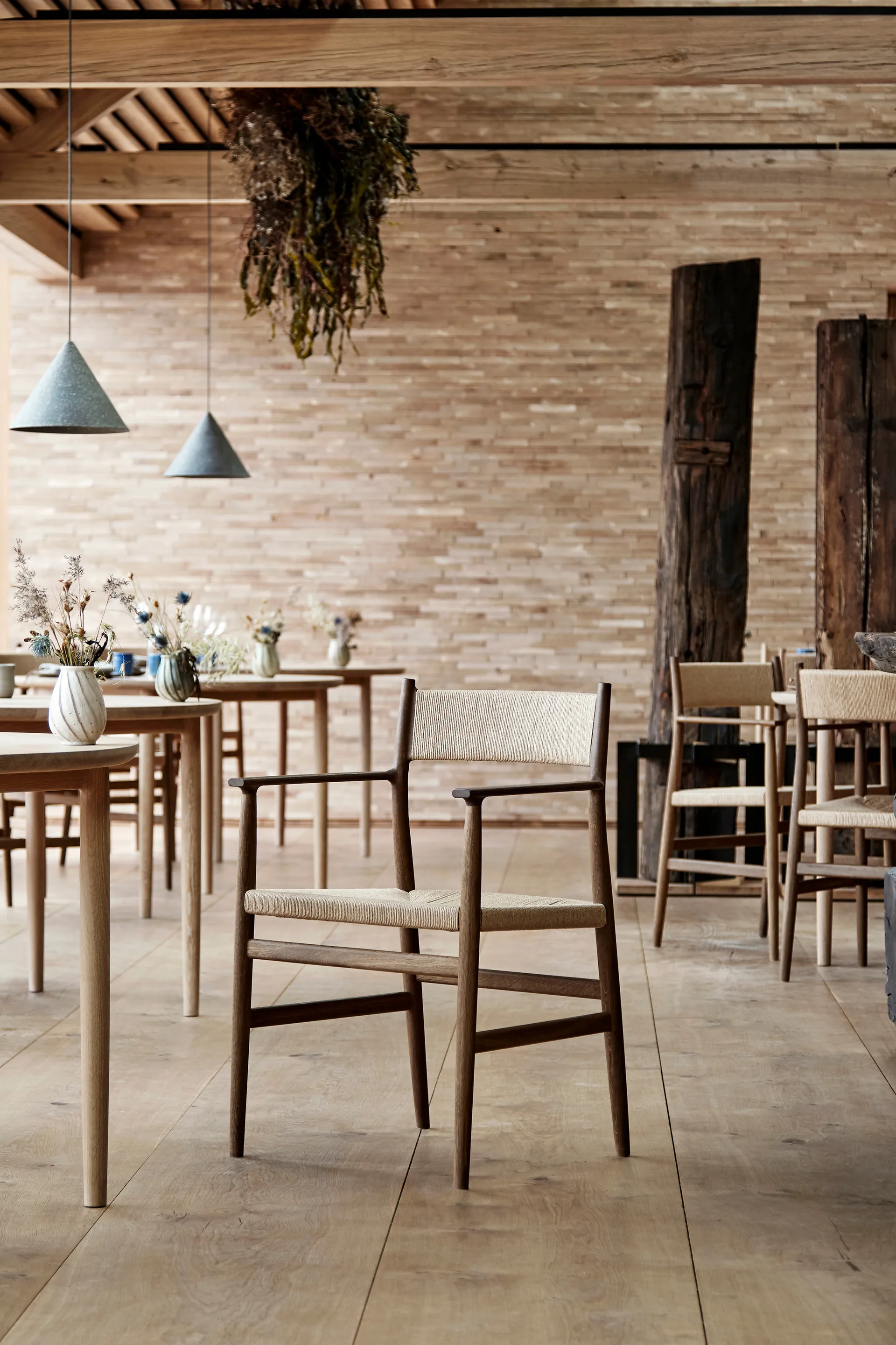 Arv fotel - tkane oparcie i siedzisko, Dąb wędzony - Sznurek papierowy Brdr. Krüger