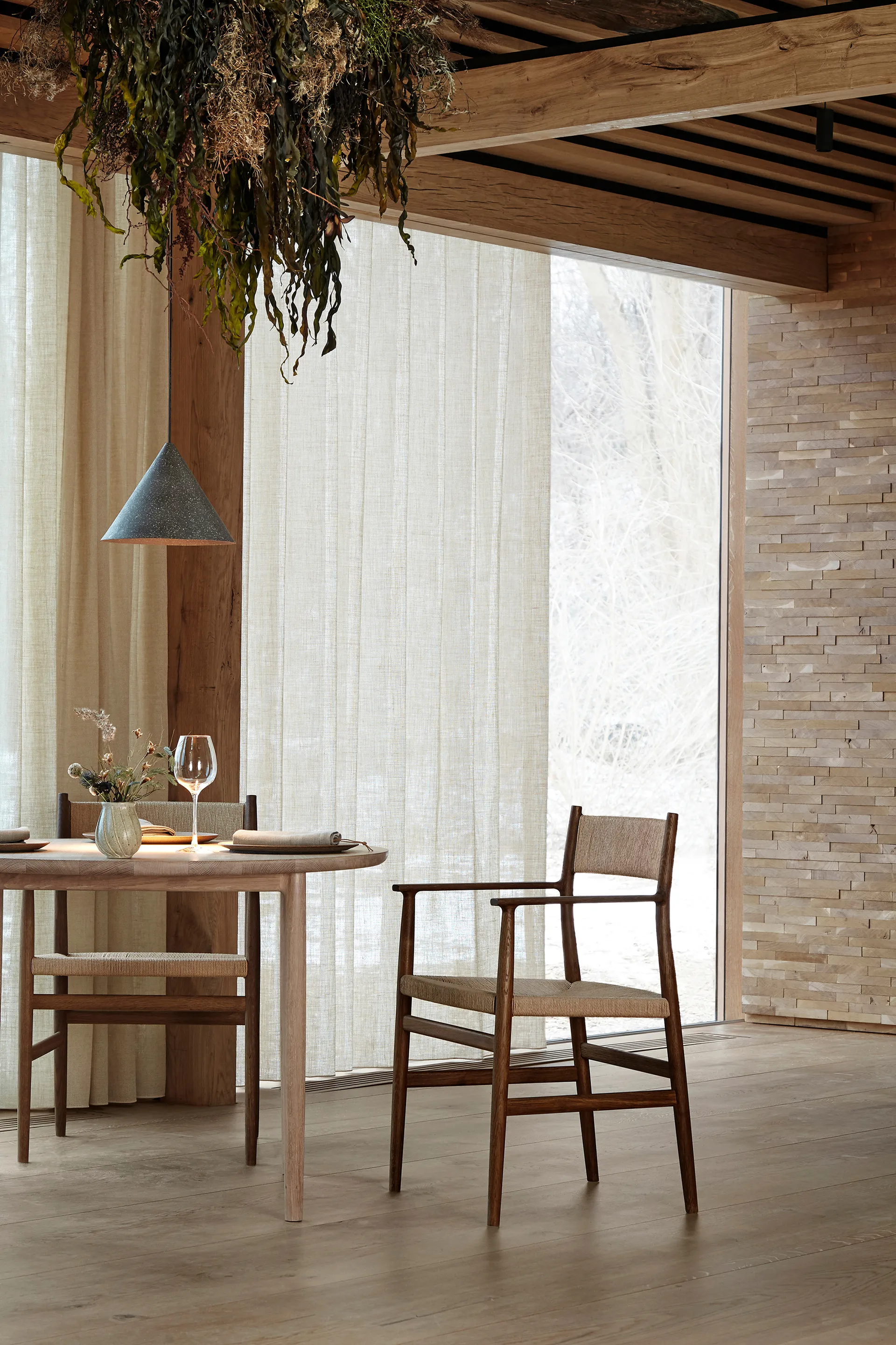 Arv fotel - tkane oparcie i siedzisko, Dąb wędzony - Sznurek papierowy Brdr. Krüger