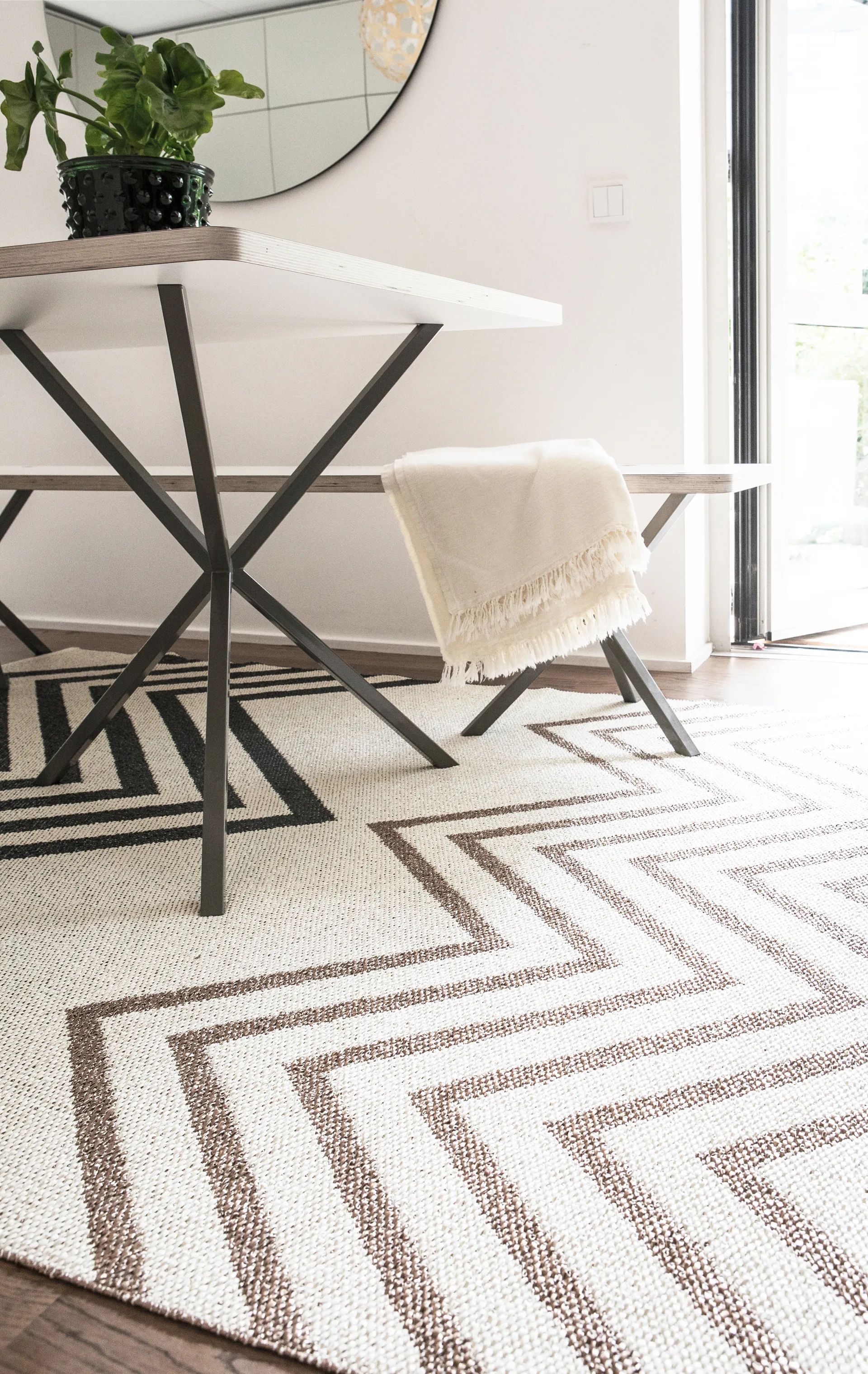 Dywan z tworzywa sztucznego Sapmi 170x250 cm, sparkle (czarny, miedziany) Brita Sweden