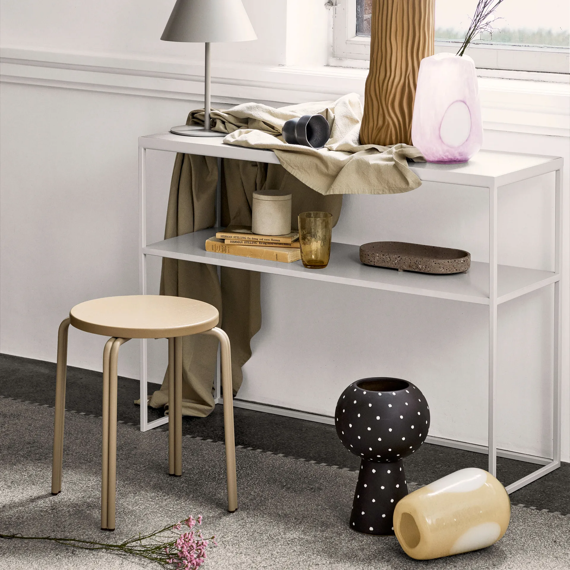 Bella wazon ceramiczny na stopie 35 cm, Kawa po turecku czarna Broste Copenhagen