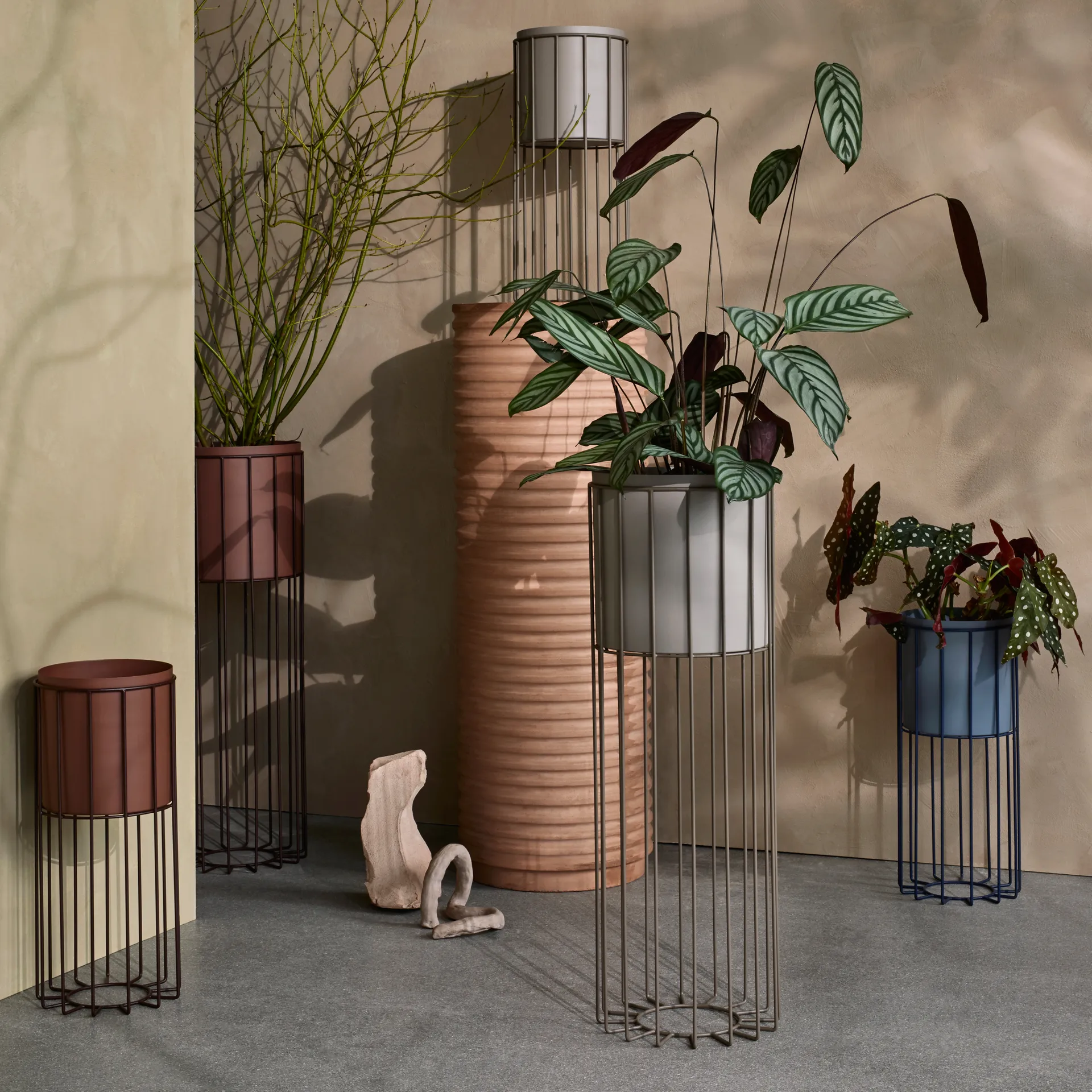 Doniczka Fenja z podstawką , 2 części, Simply taupe Broste Copenhagen