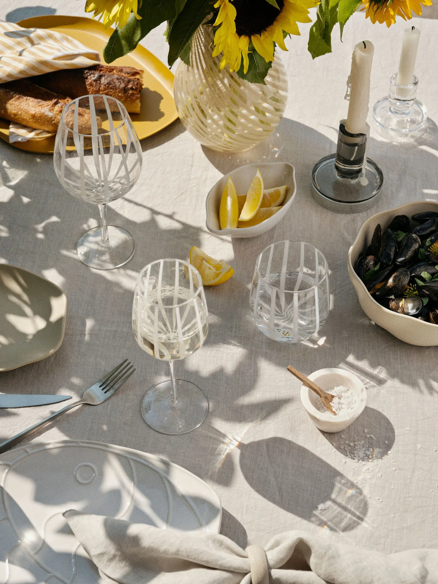 Kieliszek do czerwonego wina Stripe 350 ml, Clear-white stripes Broste Copenhagen