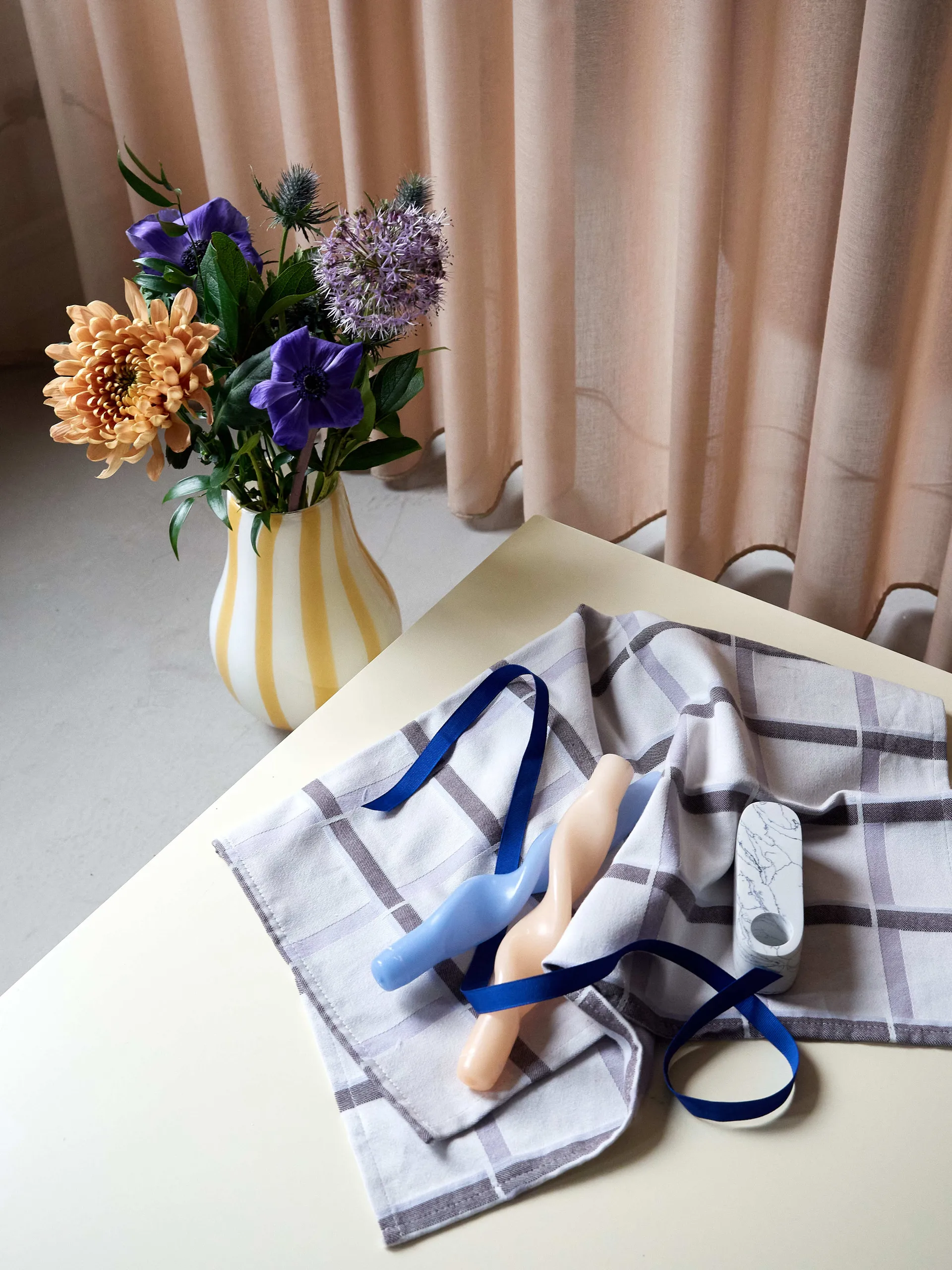 Świeczki skręcone Twisted 23 cm, 2-pak, Orzech włoski Broste Copenhagen