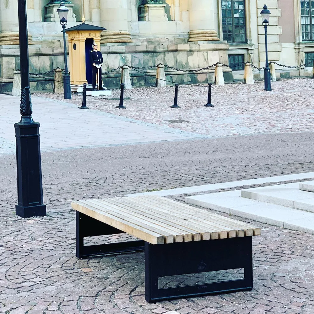 Ławka Block, Dąb olejowany, surowy stelaż aluminiowy - szeroka Byarums bruk