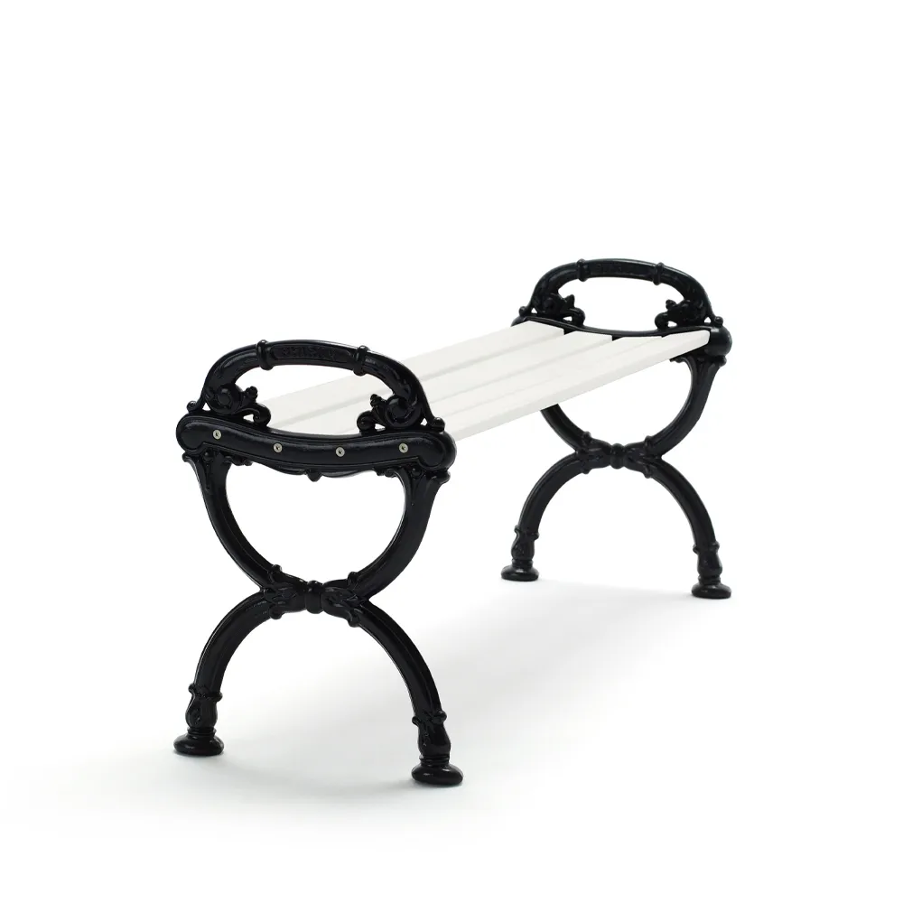 Ławka Byarum, Sosna lakierowana na biało, czarny stelaż Byarums bruk