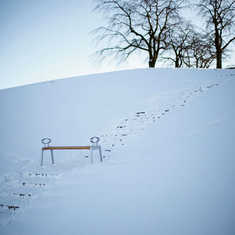 Ławka Skillinge, Dąb olejowany, surowy stelaż aluminiowy Byarums bruk