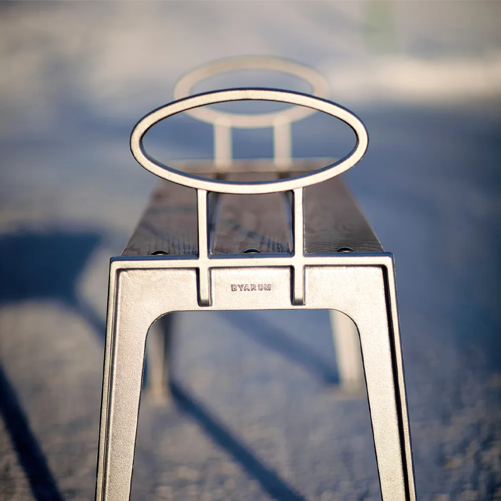 Ławka Skillinge, Dąb olejowany, surowy stelaż aluminiowy Byarums bruk