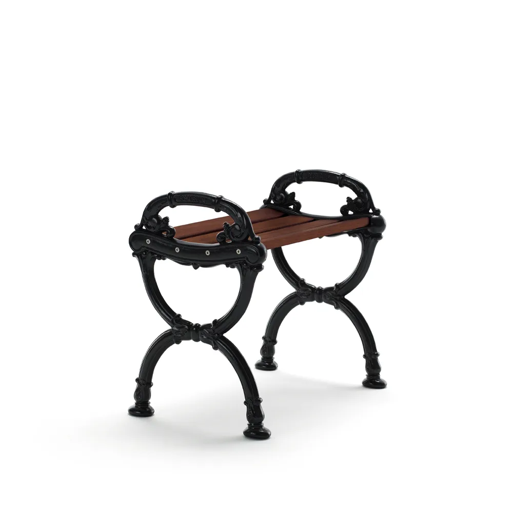 Taboret Byarum, Sosna brązowa lazura, czarny stelaż Byarums bruk