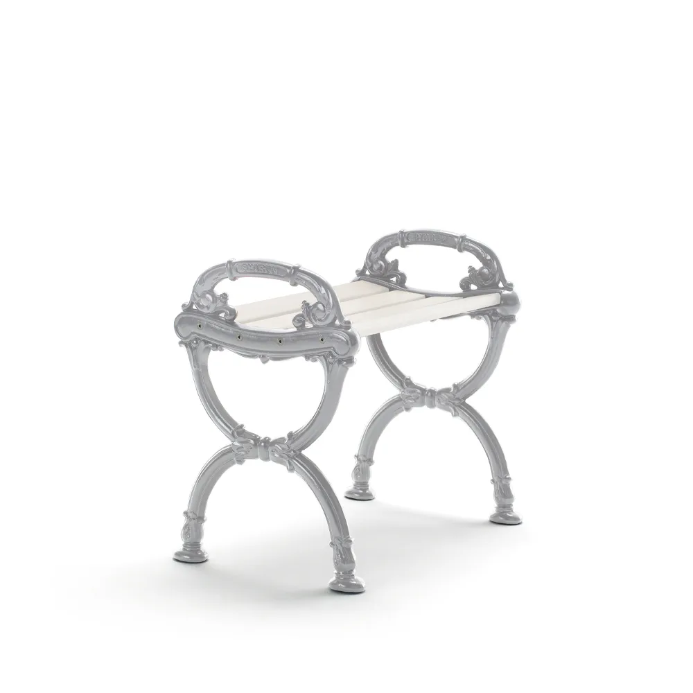 Taboret Byarum, Sosna lakierowana na biało, surowy stelaż aluminiowy Byarums bruk