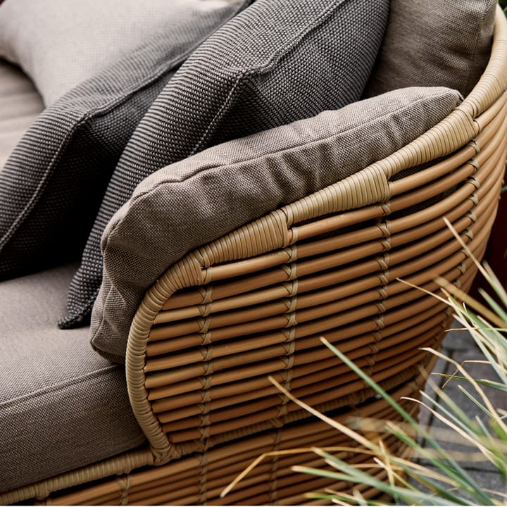 Fotel lounge Basket - Natural, w zestawie taupe poduszki - Cane-line