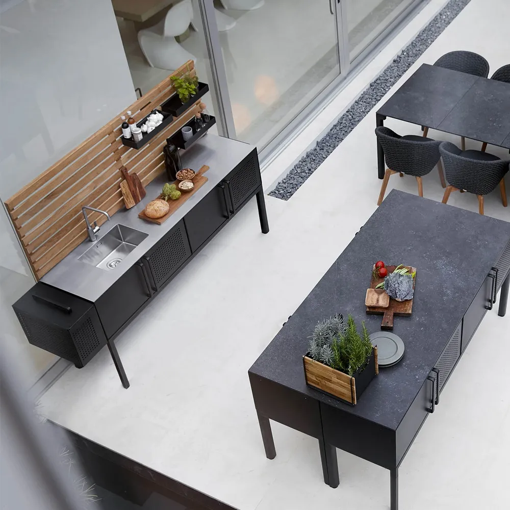 Kuchnia ogrodowa Drop, Lava Grey, w zestawie ze zlewem i kranem & ścianą z drewna tekowego Cane-line