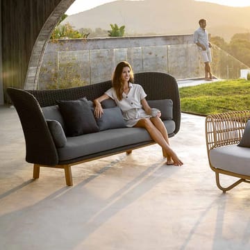 Sofa Peacock Rope 3-osobowa - Cane-Line Natté Dark Grey, w zestawie z szarymi poduszkami, nogi z drewna tekowego - Cane-line