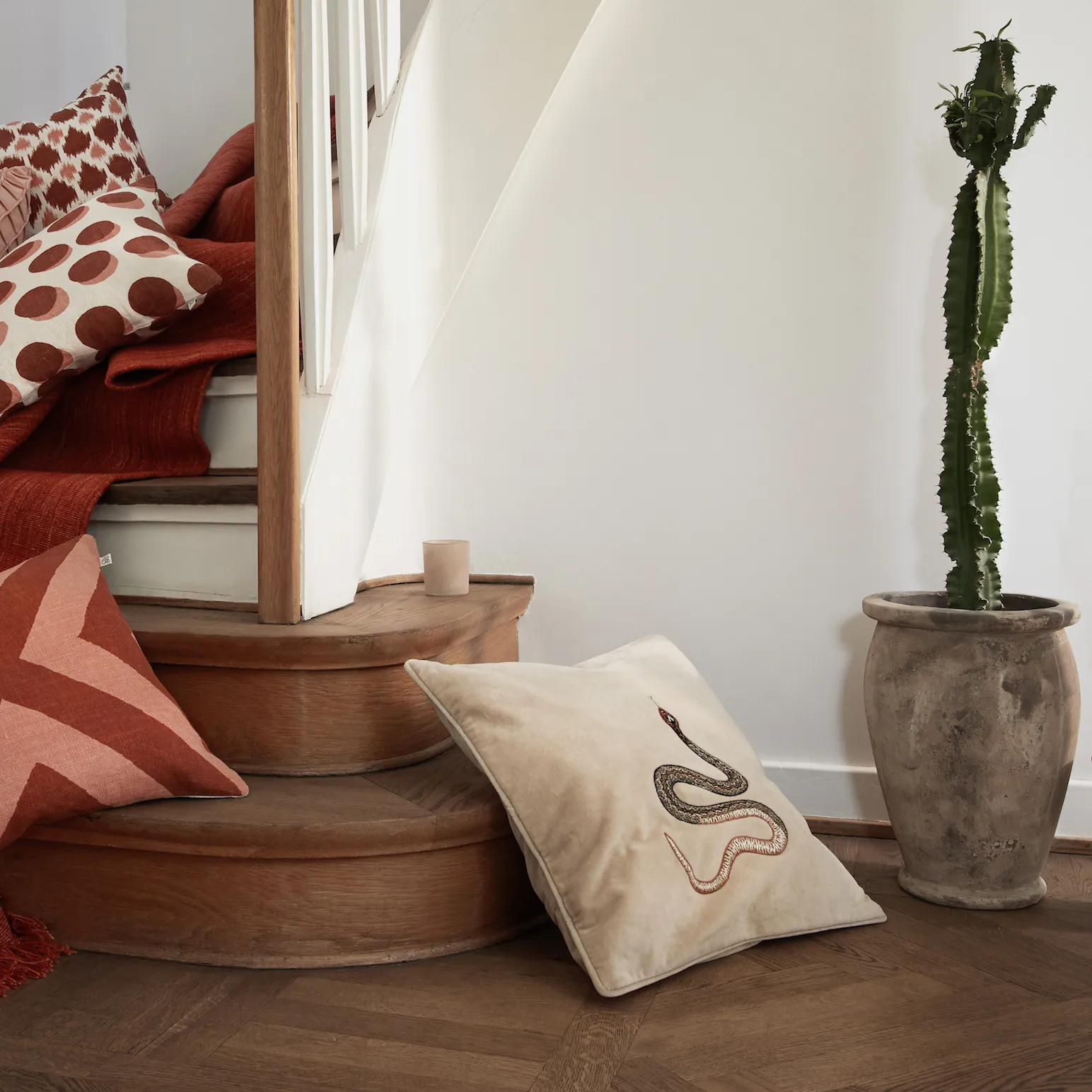 Haftowana poszewka na poduszkę Kobra 50x50 cm, Beżowy Chhatwal & Jonsson