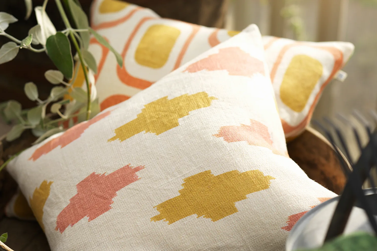 Poszewka na poduszkę Ikat Agra 50x50 cm, Rose-spicy yellow Chhatwal & Jonsson